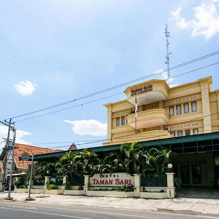 Reddoorz Plus Near Alun Alun Karanganyar Solo Buitenkant foto