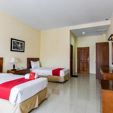 Reddoorz Plus Near Alun Alun Karanganyar Solo Buitenkant foto