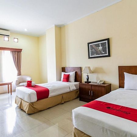 Reddoorz Plus Near Alun Alun Karanganyar Solo Buitenkant foto