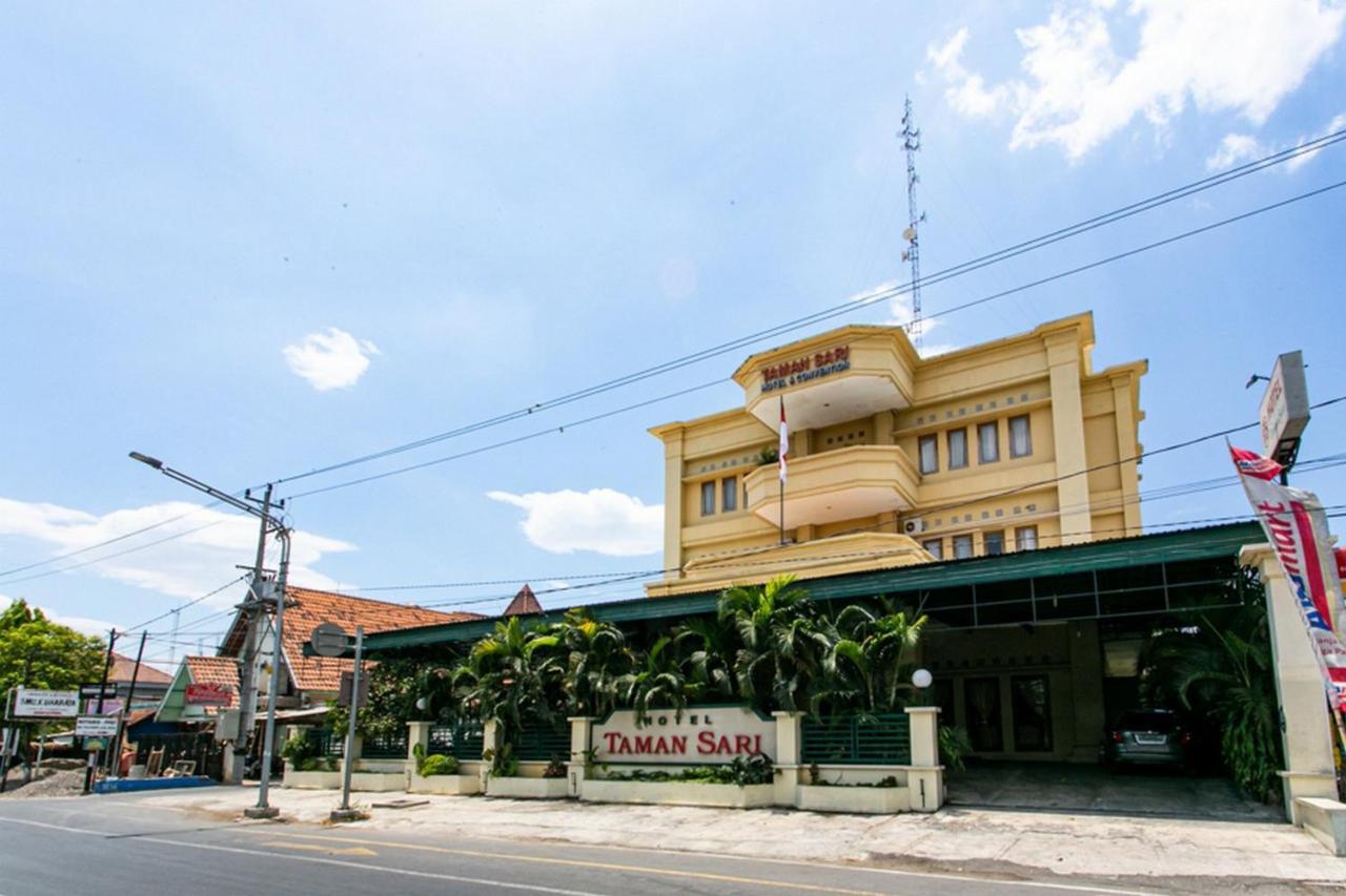 Reddoorz Plus Near Alun Alun Karanganyar Solo Buitenkant foto