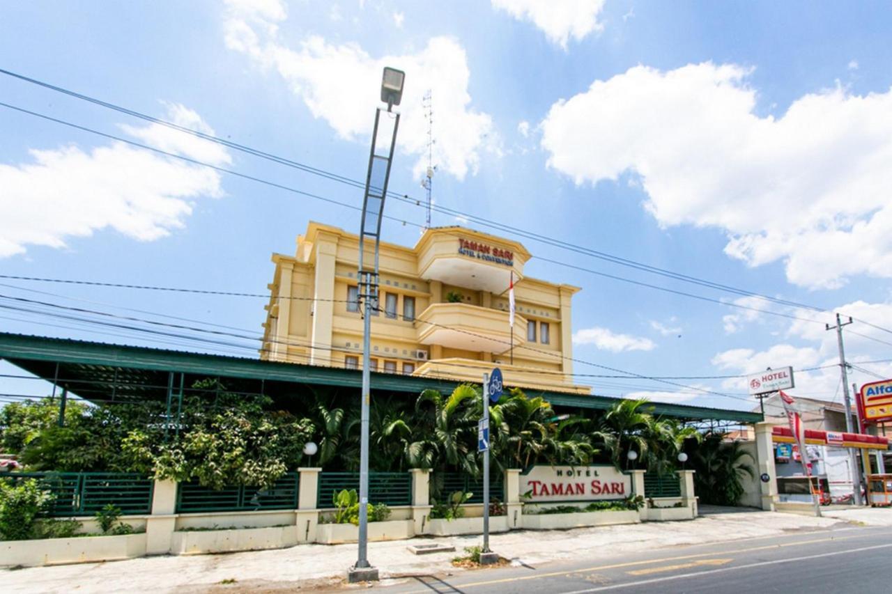 Reddoorz Plus Near Alun Alun Karanganyar Solo Buitenkant foto