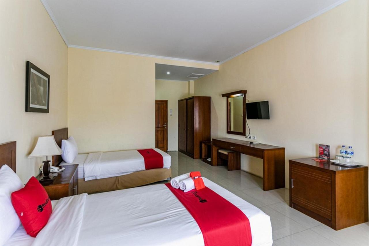 Reddoorz Plus Near Alun Alun Karanganyar Solo Buitenkant foto