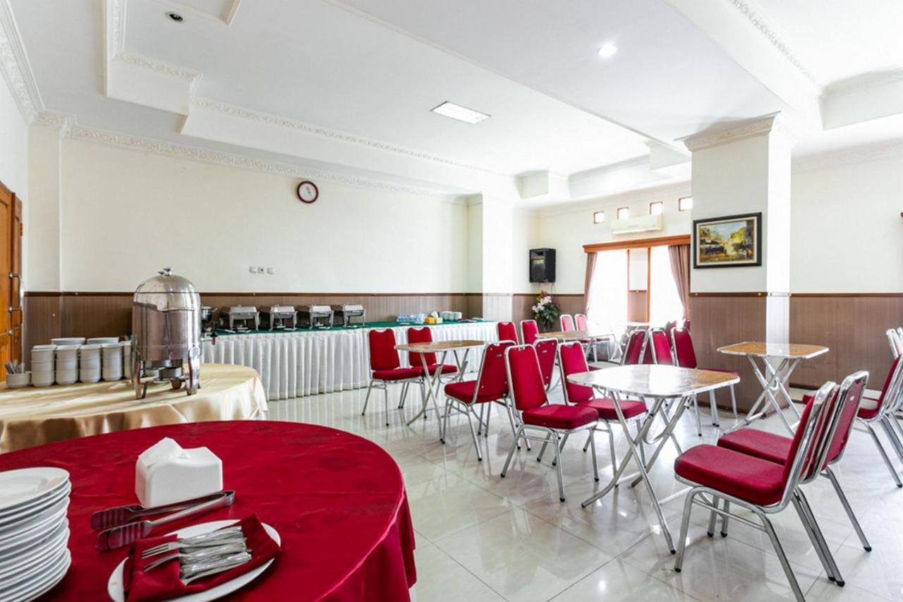 Reddoorz Plus Near Alun Alun Karanganyar Solo Buitenkant foto