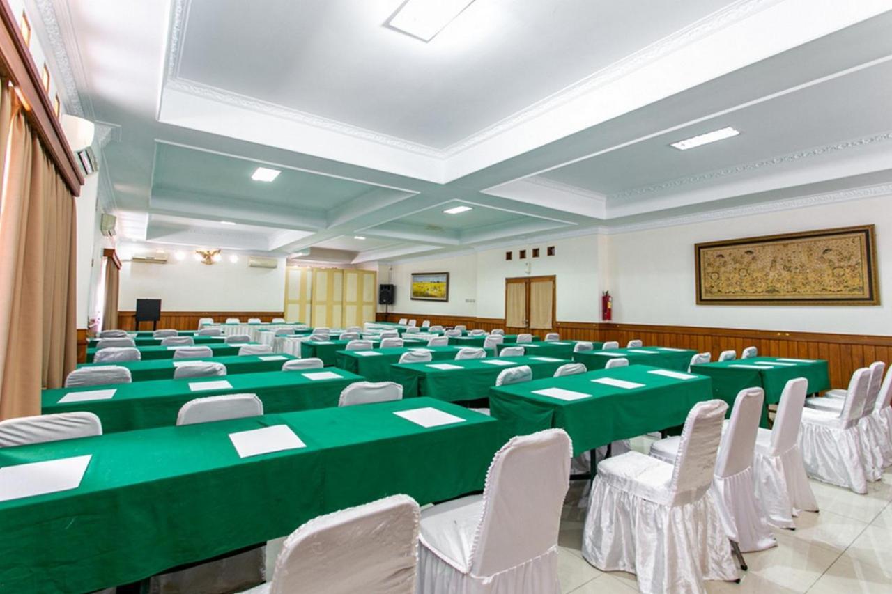 Reddoorz Plus Near Alun Alun Karanganyar Solo Buitenkant foto