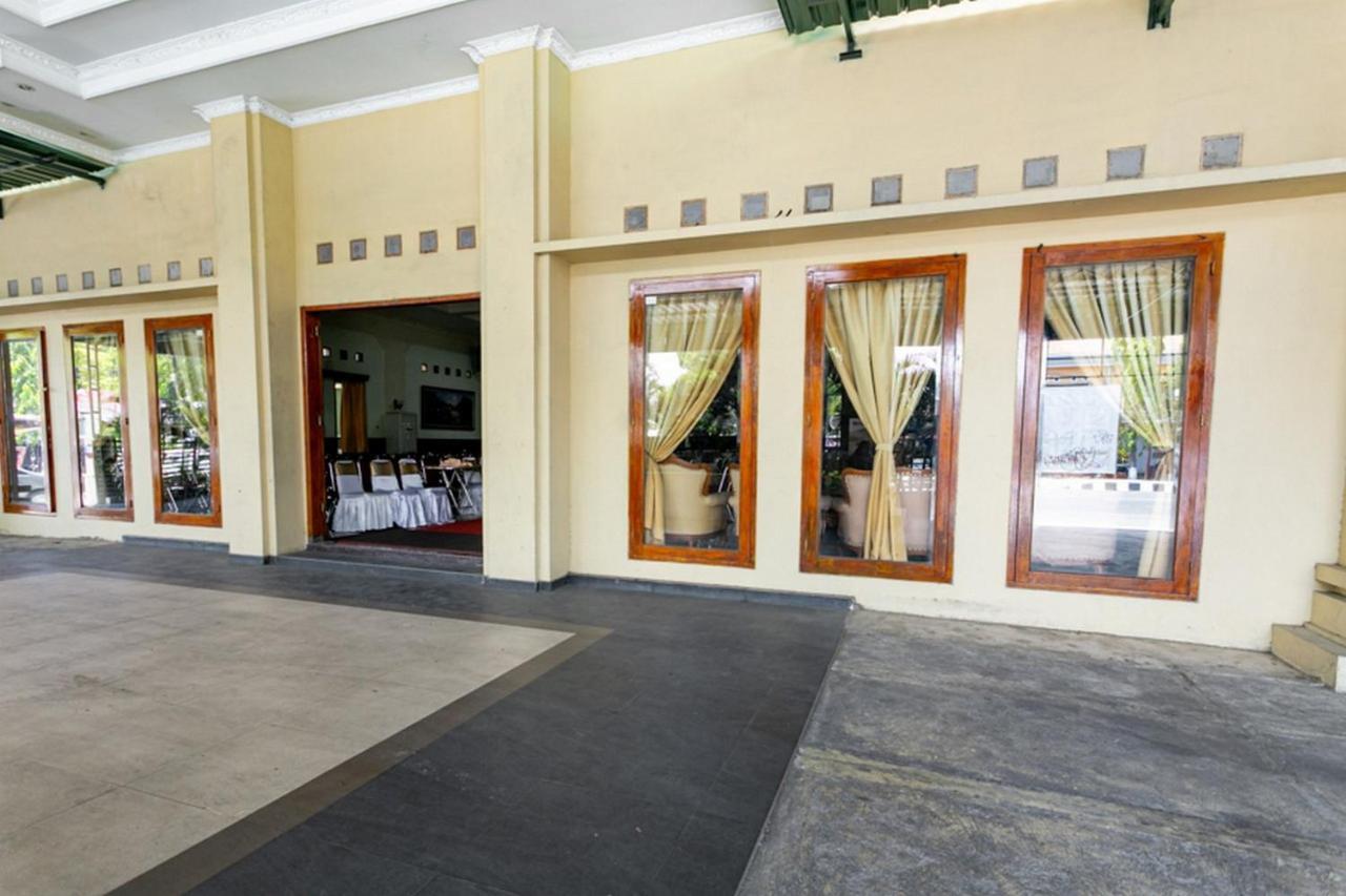 Reddoorz Plus Near Alun Alun Karanganyar Solo Buitenkant foto