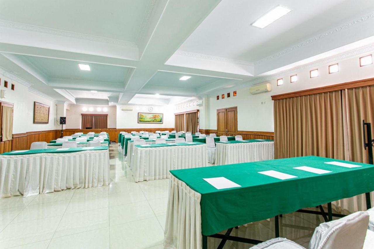 Reddoorz Plus Near Alun Alun Karanganyar Solo Buitenkant foto