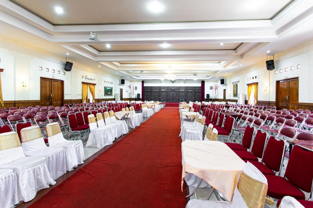 Reddoorz Plus Near Alun Alun Karanganyar Solo Buitenkant foto