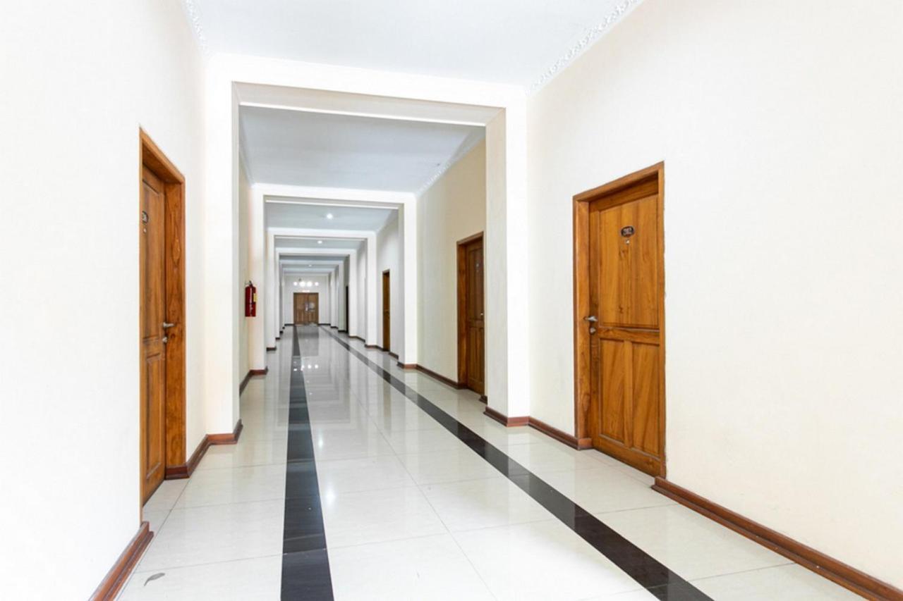 Reddoorz Plus Near Alun Alun Karanganyar Solo Buitenkant foto