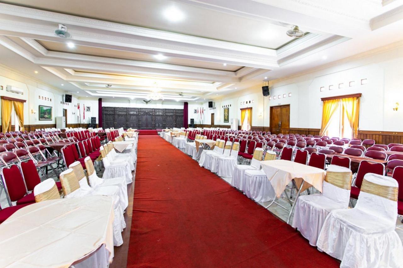Reddoorz Plus Near Alun Alun Karanganyar Solo Buitenkant foto