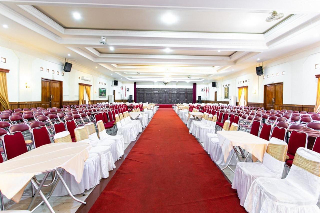 Reddoorz Plus Near Alun Alun Karanganyar Solo Buitenkant foto